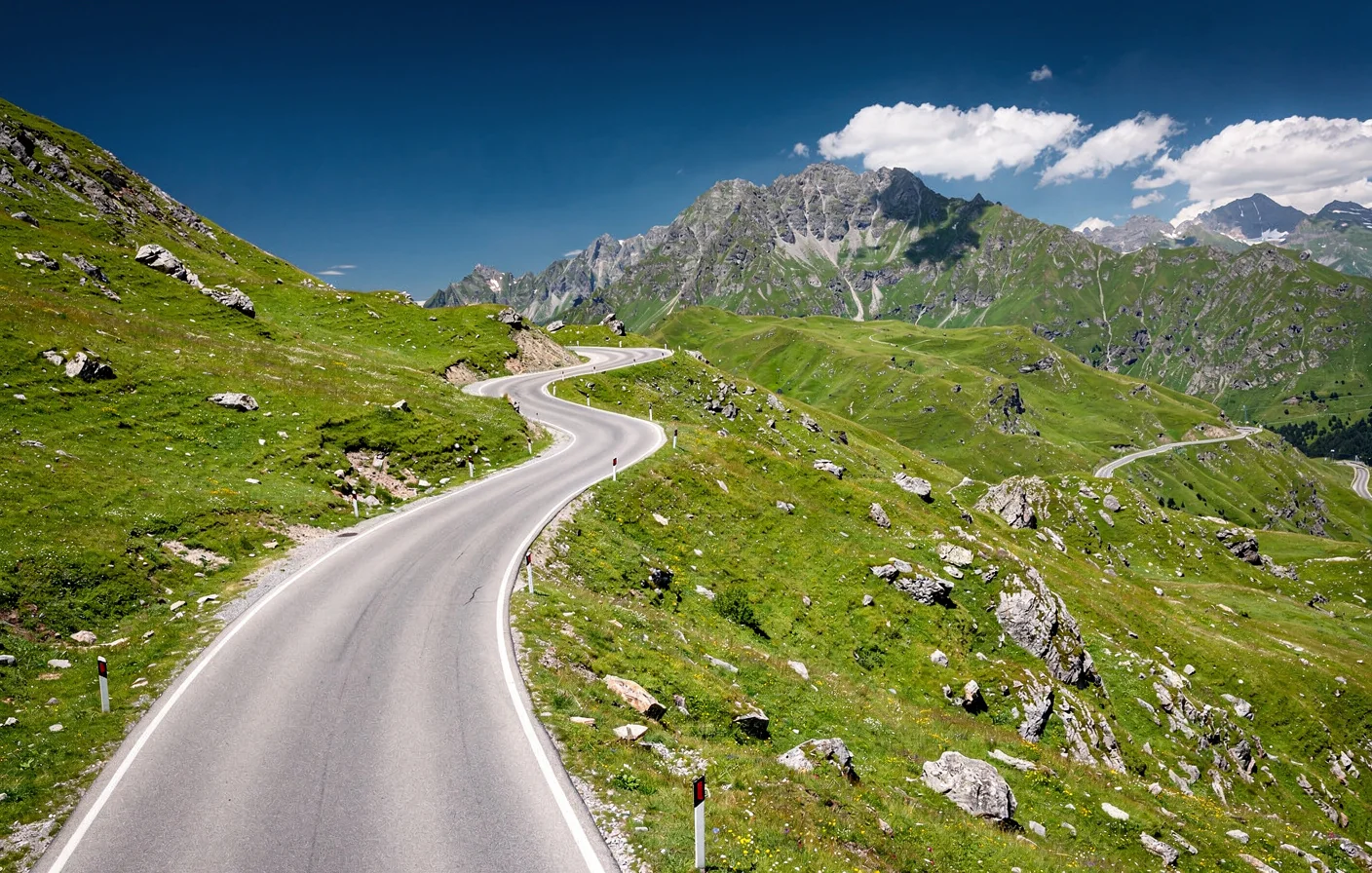 Une route de montagne au lever du jour